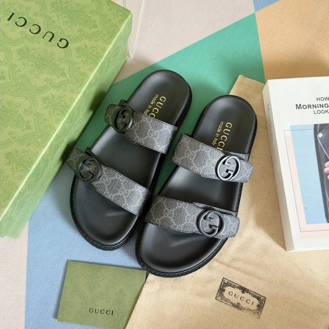 [G Home] Men's Men's Shoes💰: 300💰Size: 38-45 🆕2024Gucci Gucci Summer New Style Double G Presbyopia Flip-flops Cross Sandals Thick Sole Slippers Beach Shoes Original Purchase and Development Production G family's 2024 new summer dark horse items, fashion bloggers at home and abroad have put on the show, and it has become popular on social platforms at home and abroad. Fashionistas must pay for it, and they spend a lot of money to create ingenious craftsmanship and accurately restore every detail. Exquisite packaging at the delivery counter🛍📦 ▪️ Fabric: Original imported double G presbyopic leather ▪️ Lining: Original imported leather ▪️ Sole: Original open molded T men's shoes 💰U outsole ▪️ Bottom thickness: 3CM